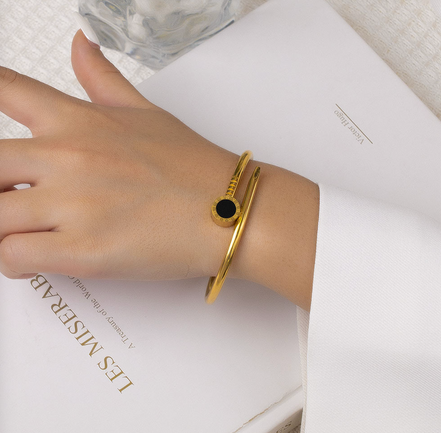 Gold Nova Nail Head Bracelet – Black